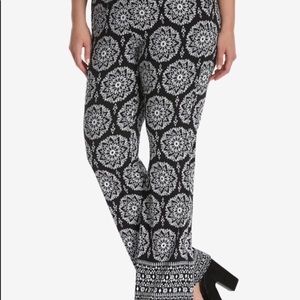 26W Torrid Print Flare Pants
